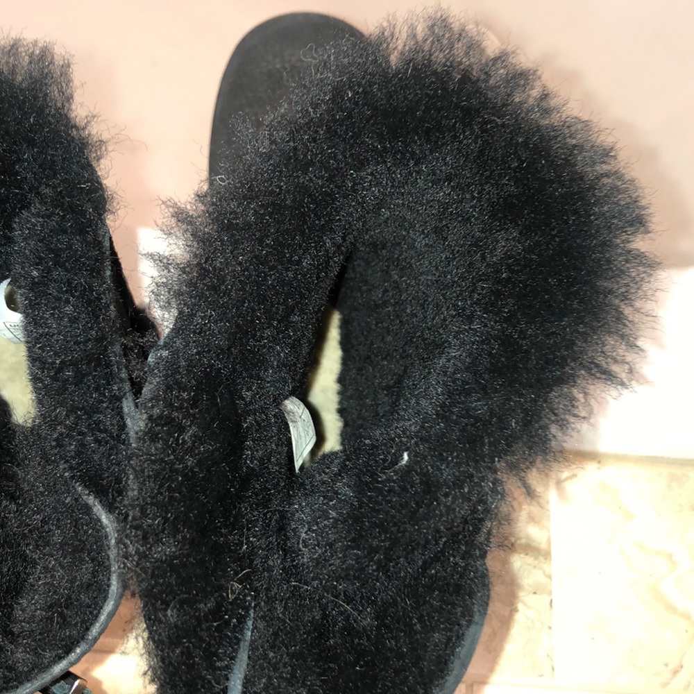 UGGS - Picture 4 of 6